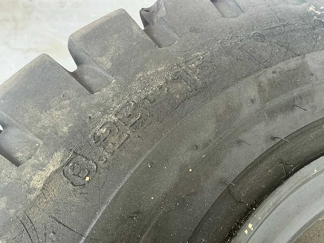 Kumho 8.25-13 6-gaats velg bandenset voor bandengraafmachine - afbeelding 12 van  12