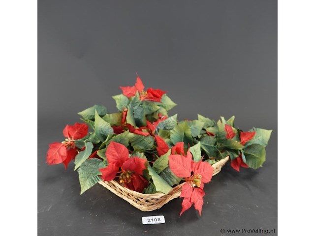 Kunst kerstster (poinsettia) in rieten mand - afbeelding 1 van  5