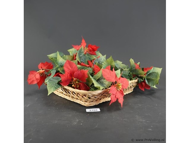 Kunst kerstster (poinsettia) in rieten mand - afbeelding 2 van  5