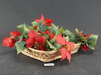 Kunst kerstster (poinsettia) in rieten mand - afbeelding 2 van  5