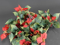 Kunst kerstster (poinsettia) in rieten mand - afbeelding 3 van  5