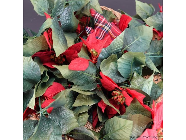 Kunst kerstster (poinsettia) in rieten mand - afbeelding 4 van  5