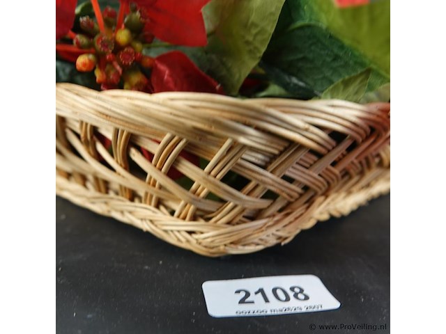 Kunst kerstster (poinsettia) in rieten mand - afbeelding 5 van  5