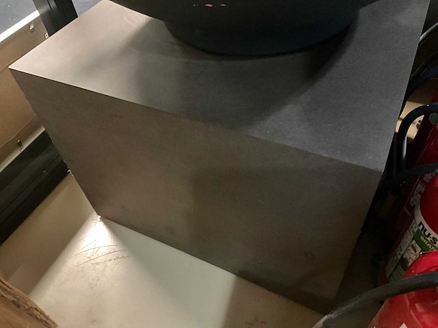 Kunst plant olijf met pot op presentatie kubus - afbeelding 5 van  5