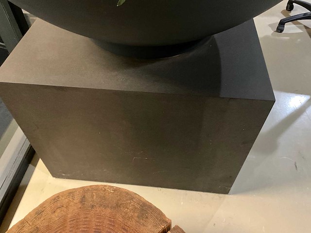 Kunst plant olijf met pot op presentatie kubus - afbeelding 5 van  5