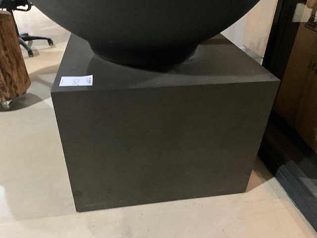 Kunst plant olijf met pot op presentatie kubus - afbeelding 5 van  5