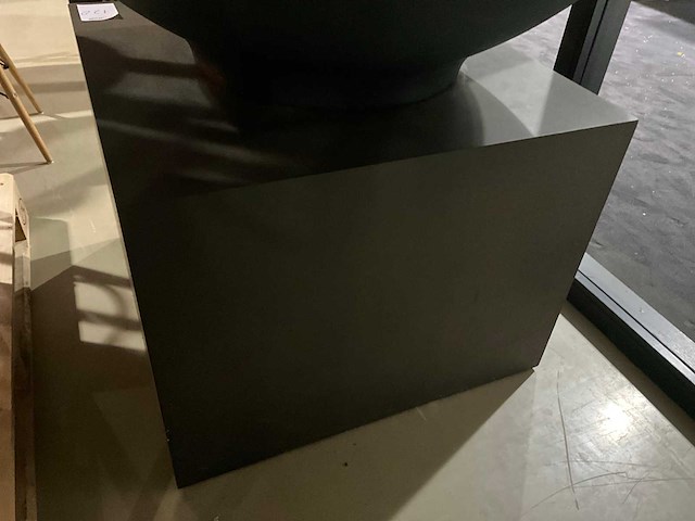 Kunst plant olijf met pot op presentatie kubus - afbeelding 5 van  5