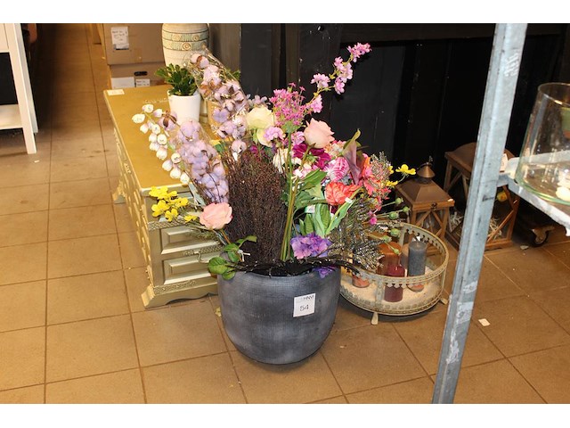 Kunstbloemen in pot. - afbeelding 1 van  2