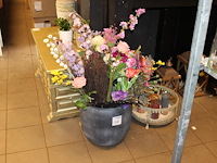 Kunstbloemen in pot. - afbeelding 1 van  2