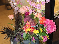 Kunstbloemen in pot. - afbeelding 2 van  2