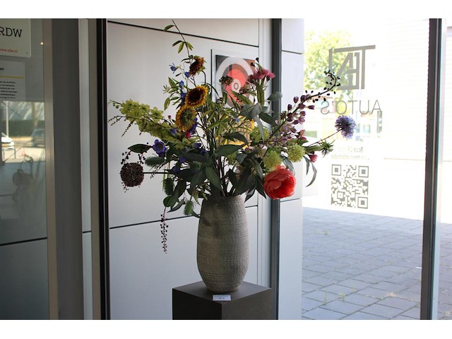 Kunstbloemen in vaas op statief totale hoogte 190 cm. - afbeelding 1 van  2
