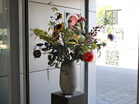 Kunstbloemen in vaas op statief totale hoogte 190 cm. - afbeelding 1 van  2