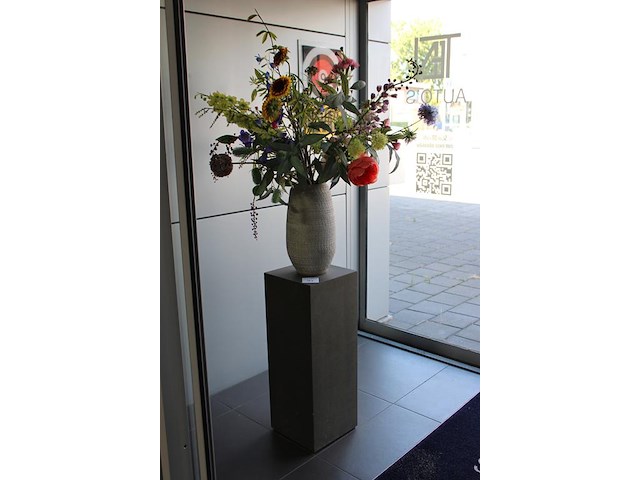 Kunstbloemen in vaas op statief totale hoogte 190 cm. - afbeelding 2 van  2