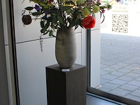 Kunstbloemen in vaas op statief totale hoogte 190 cm. - afbeelding 2 van  2