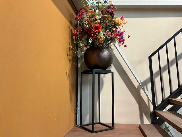 Kunstbloemen met vaas en sokkel - afbeelding 1 van  4