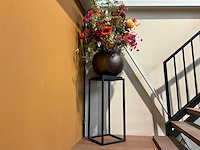 Kunstbloemen met vaas en sokkel - afbeelding 1 van  4