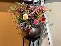 Kunstbloemen met vaas en sokkel - afbeelding 3 van  4