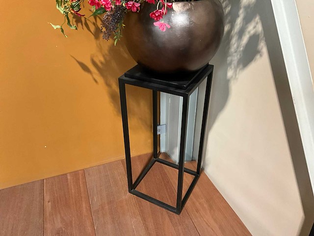 Kunstbloemen met vaas en sokkel - afbeelding 4 van  4