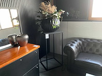 Kunstbloemen met vaas en sokkel - afbeelding 1 van  3