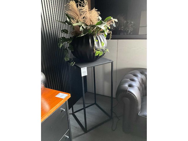 Kunstbloemen met vaas en sokkel - afbeelding 2 van  3