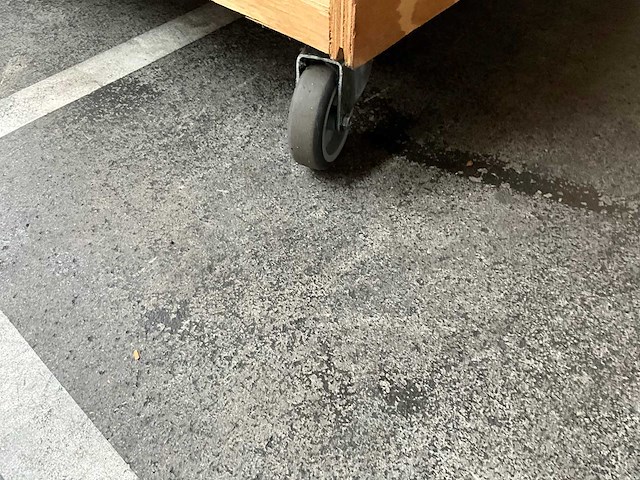 Kunstboom in verrijdbare bak 430cm hoog - kamerplant - afbeelding 3 van  4