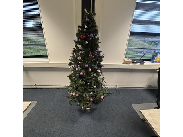 Kunstkerstboom, met decoratie - afbeelding 1 van  3