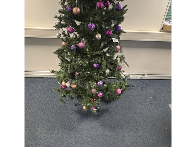 Kunstkerstboom, met decoratie - afbeelding 2 van  3