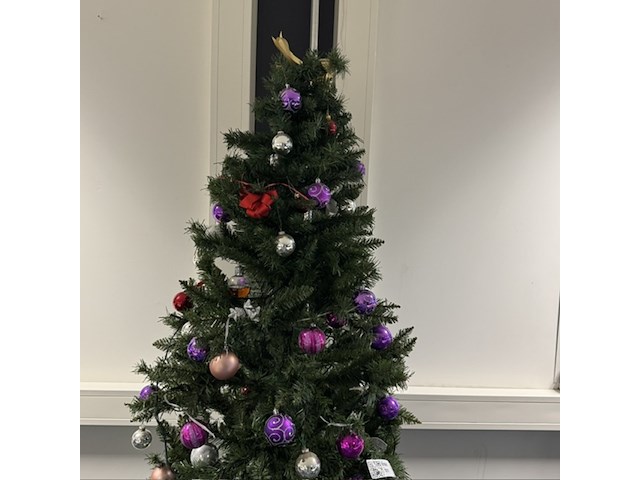 Kunstkerstboom, met decoratie - afbeelding 3 van  3