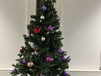 Kunstkerstboom, met decoratie - afbeelding 3 van  3