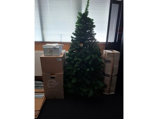 Kunstkerstboom met divers decoratiemateriaal - afbeelding 1 van  2