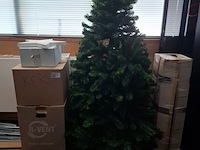 Kunstkerstboom met divers decoratiemateriaal - afbeelding 1 van  2