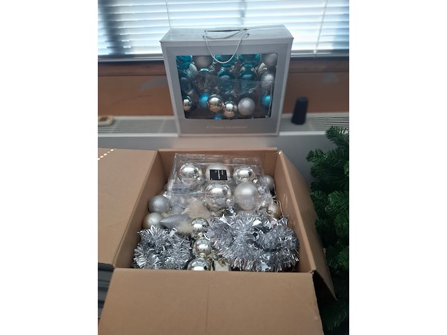 Kunstkerstboom met divers decoratiemateriaal - afbeelding 2 van  2