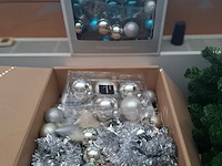 Kunstkerstboom met divers decoratiemateriaal - afbeelding 2 van  2