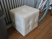 Kunstlederen poef, zitting beschadigd. afmeting 50 x 50 x 50 cm.