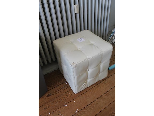 Kunstlederen poef, zitting beschadigd. afmeting 50 x 50 x 50 cm. - afbeelding 2 van  2