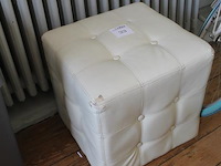 Kunstlederen poef, zitting beschadigd. afmeting 50 x 50 x 50 cm. - afbeelding 2 van  2