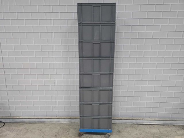 Kunstof - stapelkrat op trolly (8x) - afbeelding 1 van  3