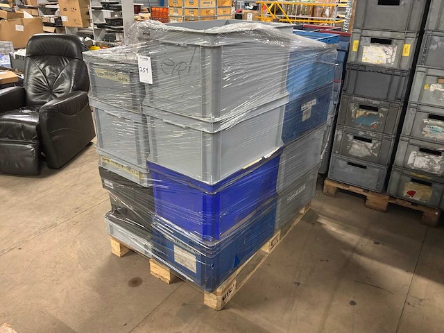 Kunstof bakken op pallet (16x) - afbeelding 1 van  2