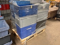 Kunstof bakken op pallet (16x) - afbeelding 2 van  2