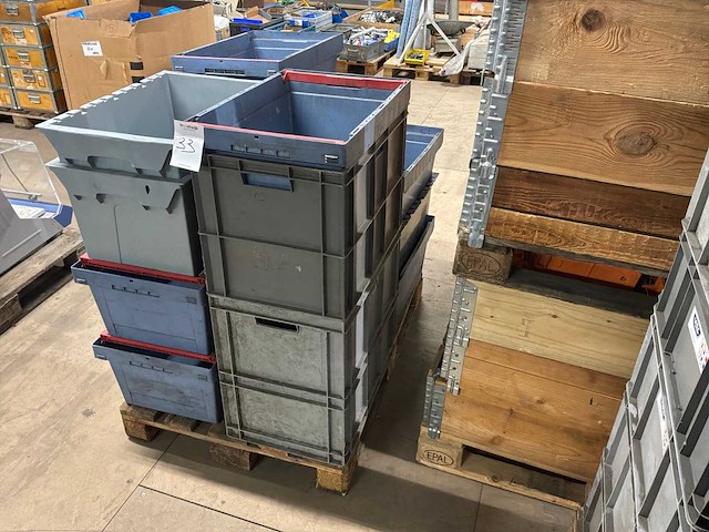 Kunstof bakken op pallet (16x) - afbeelding 1 van  2