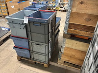 Kunstof bakken op pallet (16x) - afbeelding 1 van  2
