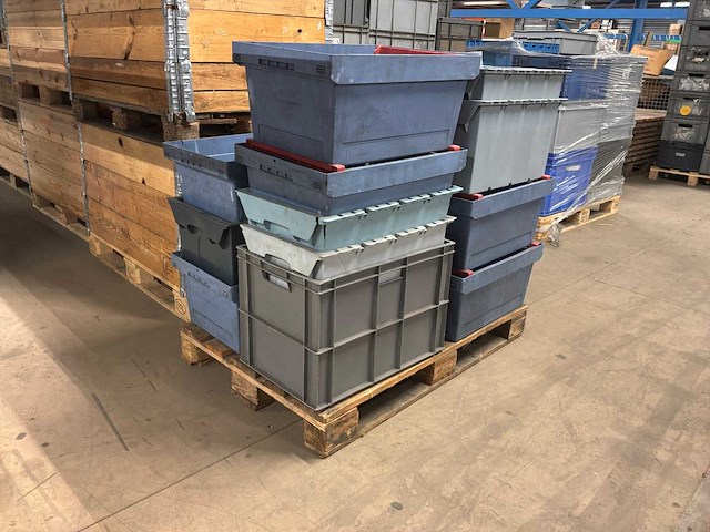 Kunstof bakken op pallet (16x) - afbeelding 2 van  2