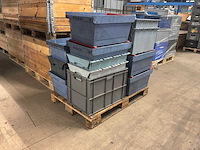Kunstof bakken op pallet (16x) - afbeelding 2 van  2