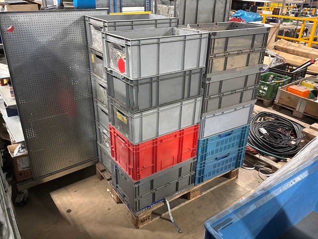 Kunstof bakken op pallet (16x) - afbeelding 1 van  2