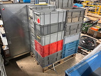 Kunstof bakken op pallet (16x) - afbeelding 1 van  2