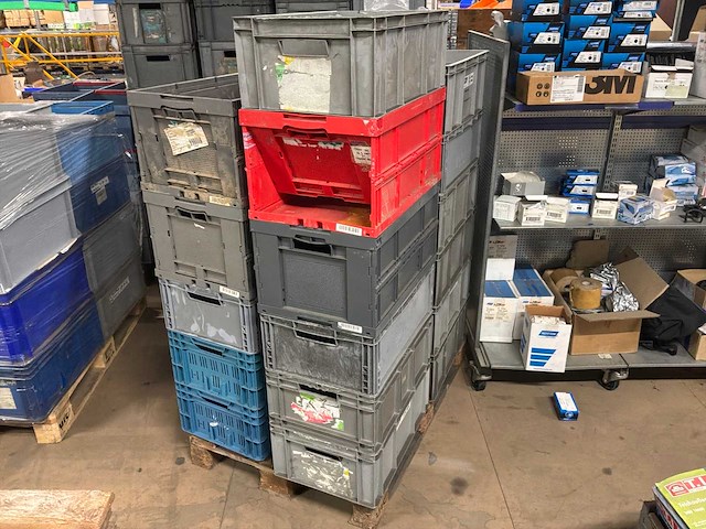 Kunstof bakken op pallet (16x) - afbeelding 2 van  2