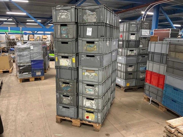 Kunstof bakken op pallet (32x) - afbeelding 1 van  2