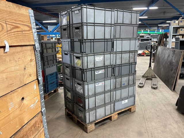 Kunstof bakken op pallet (32x) - afbeelding 2 van  2