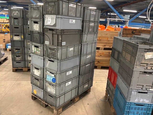 Kunstof bakken op pallet (32x) - afbeelding 1 van  2