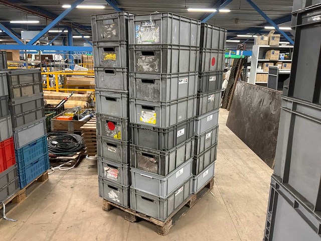 Kunstof bakken op pallet (32x) - afbeelding 2 van  2